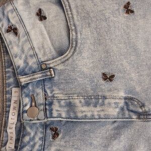 TinselTown Light Wash Distressed 5 Pocket Butterfly Embroidered Mom Jean Size 9